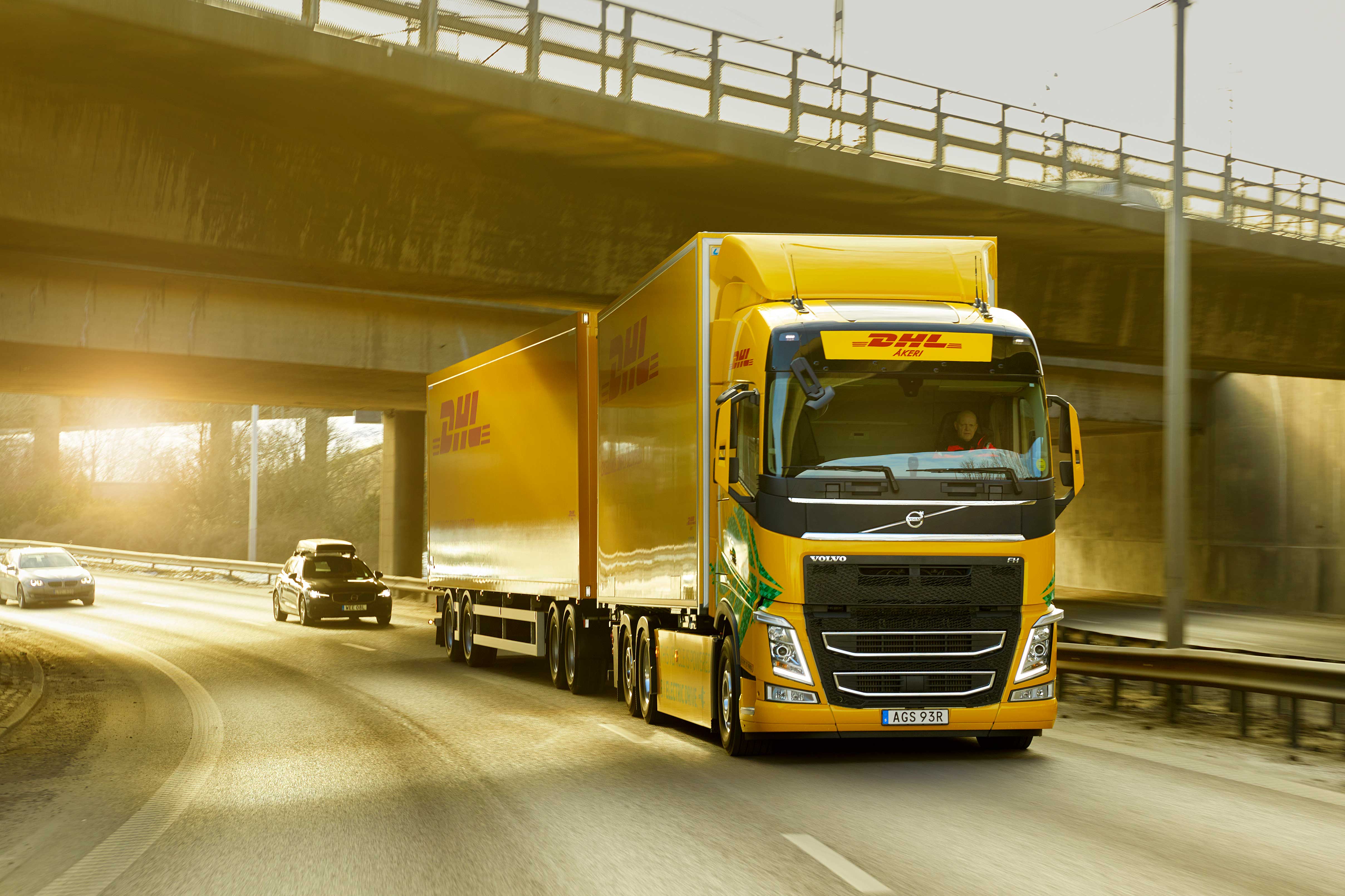 DHL Freight și Volvo Trucks își unesc forțele pentru a grăbi tranziția către un transport pe distanțe lungi independent de combustibilii fosili