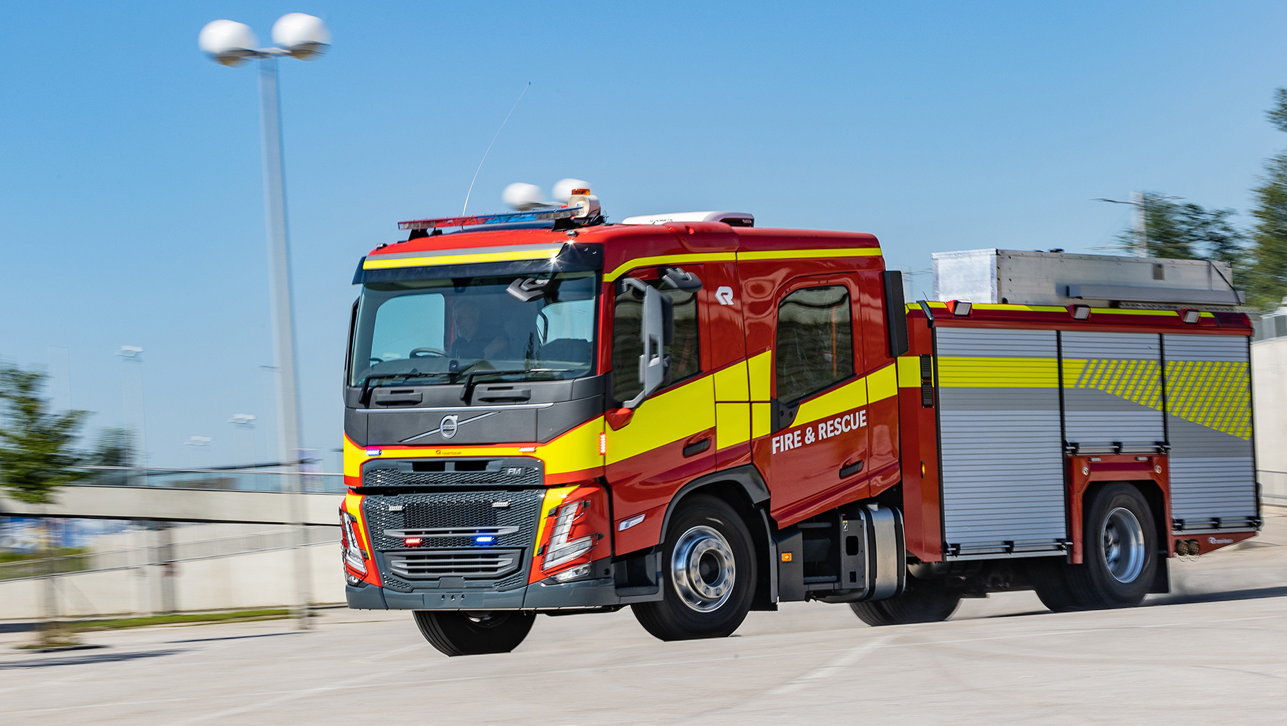 Noua cabină Volvo Trucks de echipaj este concepută pentru piața globală în colaborare cu companii precum Rosenbauer, unul dintre cei mai importanți carosieri din lume pentru vehicule de urgență. Acesta este un prototip Volvo FM cu suprastructură ET - Rosenbauer pentru serviciul de pompieri australian.