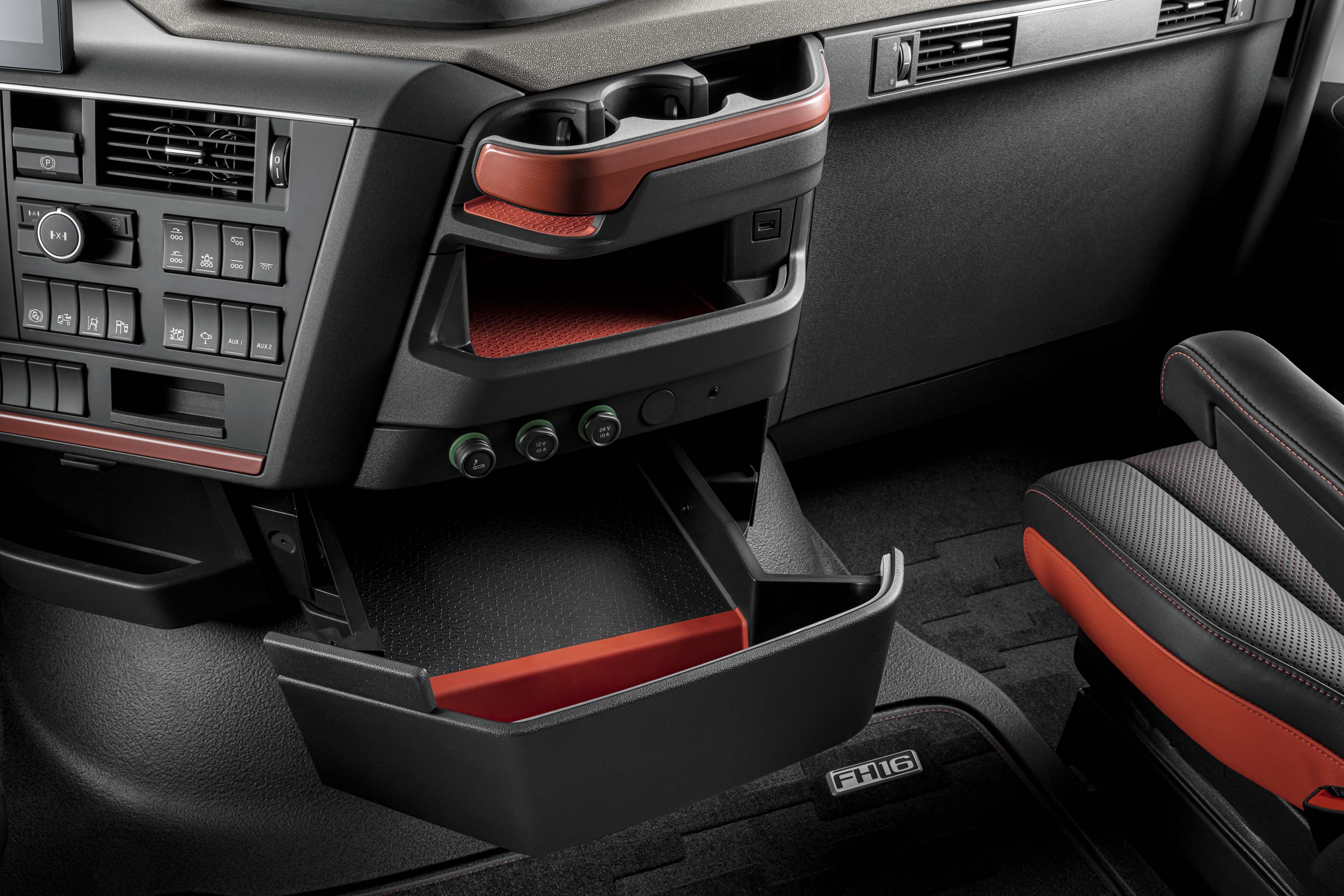 Spații de depozitare avantajoase și accesibile de pe scaunul șoferului Volvo FH16.